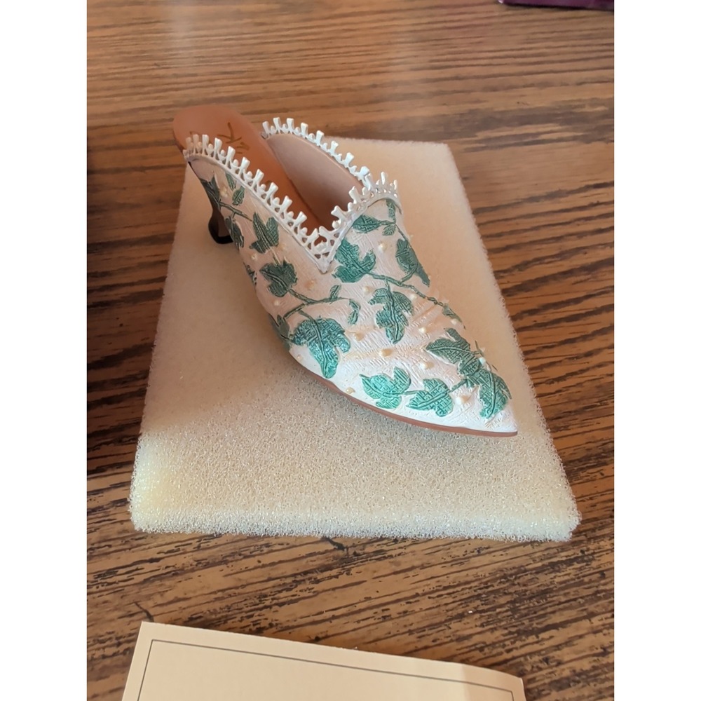 Just The Right Shoe Touch Of Lace 25061 Raine Signed Miniature Figurine Boxed